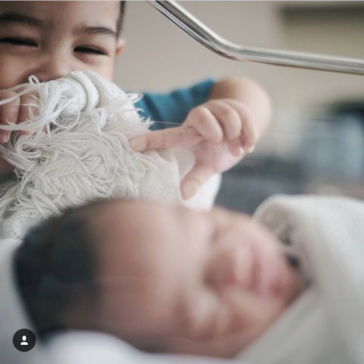 <p>Mirip nggak Abang Rendra dengan Adik Malik? (Foto: Instagram @ichasoebandono)  </p>