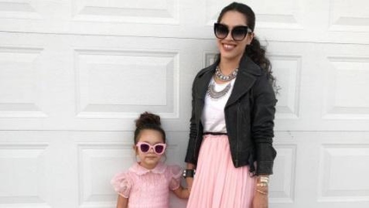 Ibu dan anak ini kompak banget dalam hal berpakaian.