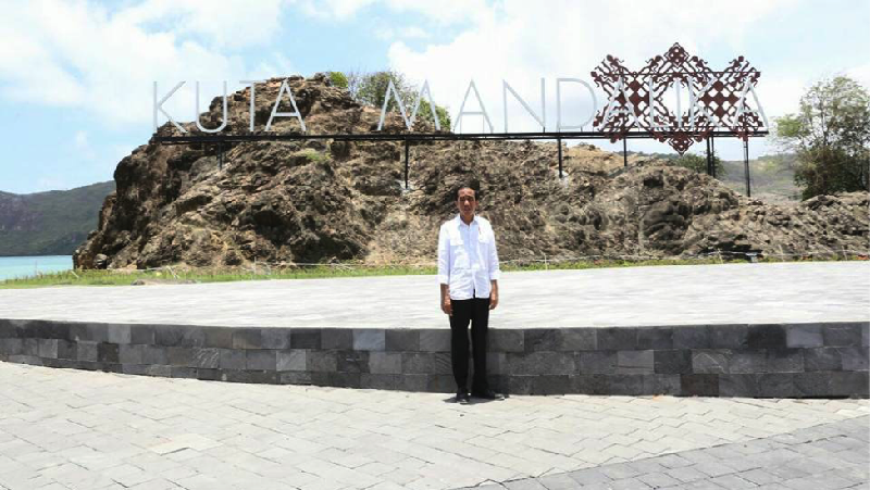 Presiden Joko Widodo (Jokowi) mengunggah video blog atau vlog tentang keindahan Pantai Mandalika di Lombok.