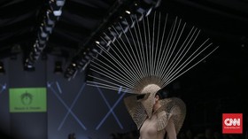FOTO: Lenggak-lenggok Model Busana JFW 2018