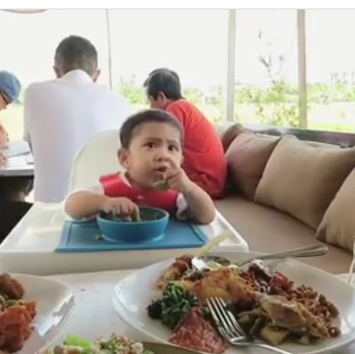 <p>Andien menerapkan baby lead weaning (BLW) dalam memberikan makan untuk Kawa. Andien berharap metode ini membuat Kawa lebih bereksplorasi, merasakan tekstur, dan berlatih koordinasi. (Foto: Instagram @andienaisyah)</p>