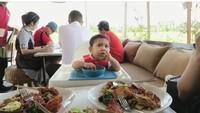 <p>Andien menerapkan baby lead weaning (BLW) dalam memberikan makan untuk Kawa. Andien berharap metode ini membuat Kawa lebih bereksplorasi, merasakan tekstur, dan berlatih koordinasi. (Foto: Instagram @andienaisyah)</p>