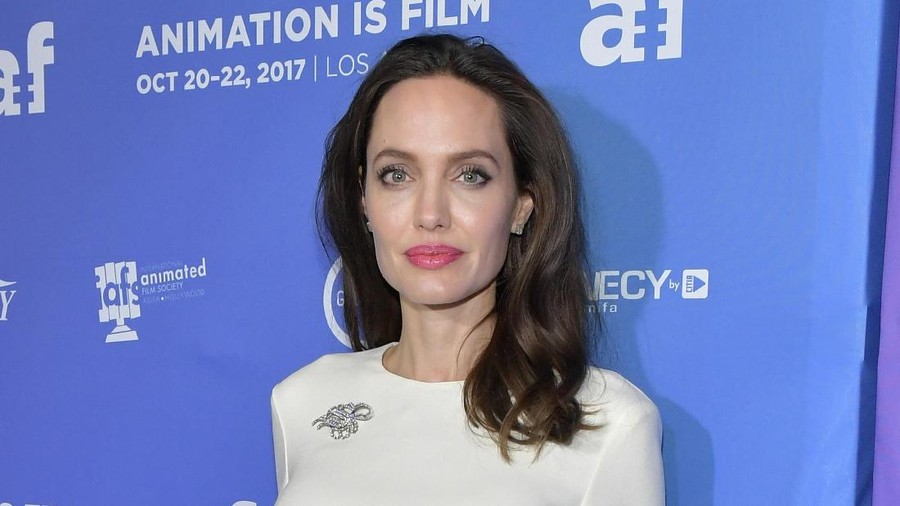 Quality Time Unik Angelina Jolie dan Anaknya: Makan Serangga