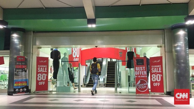 Penutupan gerai ritel, seperti Lotus dimanfaatkan oleh sebagian masyarakat untuk mengejar peruntungan untuk mendapatkan barang-barang dengan diskon besar.