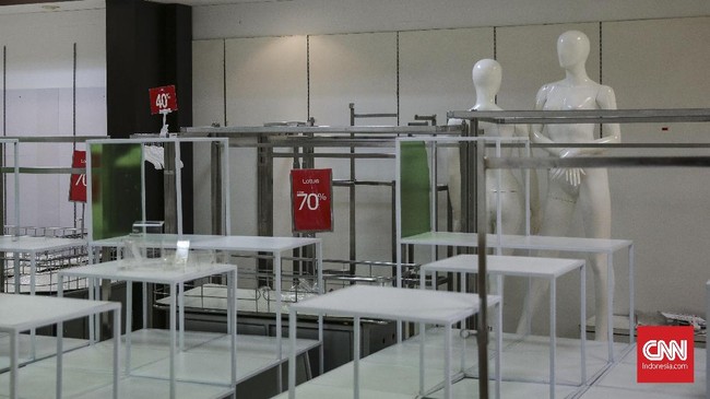 Lembaga survei Nielsen menyebut, faktor utama tutupnya sejumlah gerai departement store berkaitan dengan semakin maraknya toko online (e-commerce).