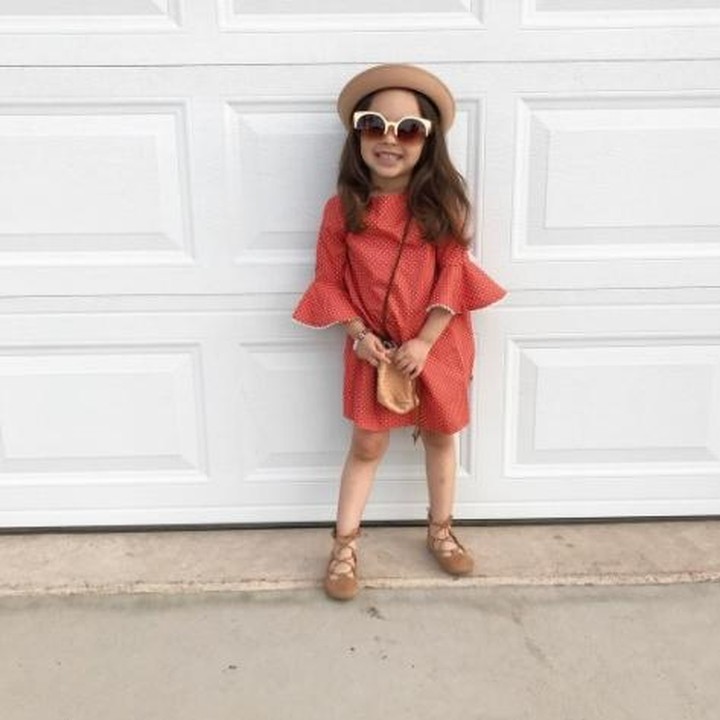 <p>Di usianya yang belia, Elle sudah pintar bergaya sendiri di depan kamera. (Foto: Instagram/babyellestyle)</p>