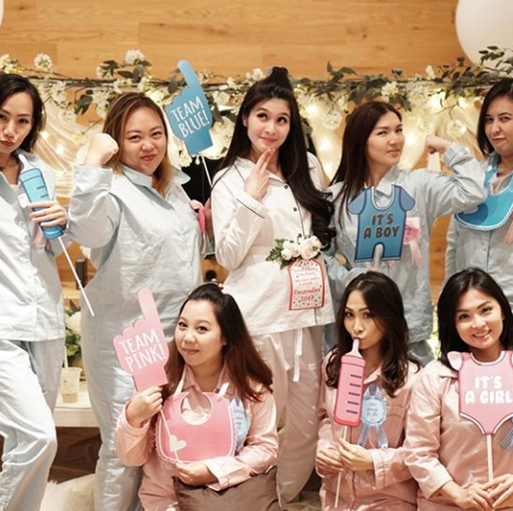 <p>Sandra Dewi dan teman-temannya kompak mengenakan piyama dalam baby shower kali ini. (Foto: Instagram @sandradewi88)</p>