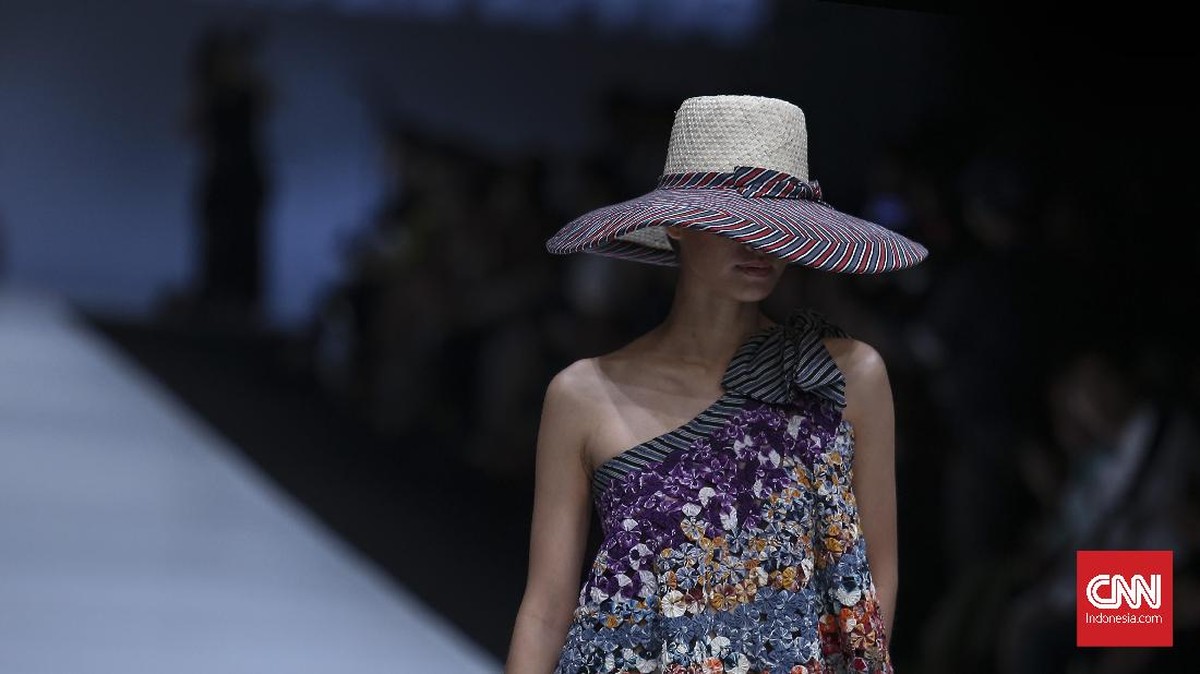 FOTO: Lenggak-lenggok Model Busana JFW 2018