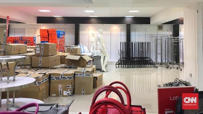 Lotus Thamrin akan menutup gerai per 26 Oktober dan memberi diskon sampai 80 persen bagi barang-barang sisa. Lotus Bekasi dan Cibubur juga akan ditutup.