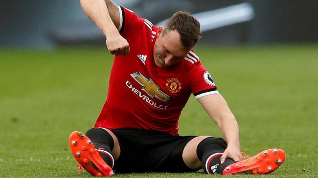 Jarak 12 poin antara Manchester United dan Manchester City bukan kendala bagi Phil Jones untuk mengejar ambisi meraih gelar musim ini.