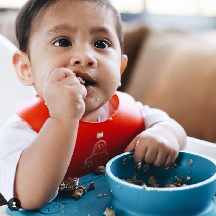 <p>Makanan yang pertama kali dimakan Kawa adalah labu siam, brokoli, wortel, dan buncis. Semuanya dikukus. Tuh lihat, lahap banget ya. (Foto: Instagram @andienaisyah)</p>