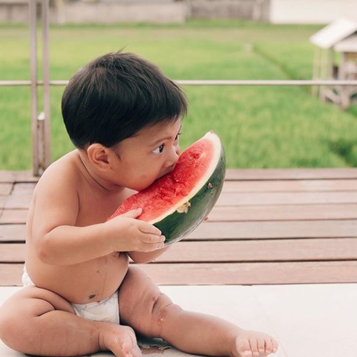 <p>Kalau ini Kawa lagi makan semangka. Wah, gede banget semangkanya. Boleh minta nggak Kawa? (Foto: Instagram @andienaisyah)</p>