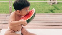 <p>Kalau ini Kawa lagi makan semangka. Wah, gede banget semangkanya. Boleh minta nggak Kawa? (Foto: Instagram @andienaisyah)</p>