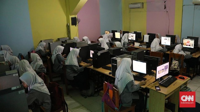 Manakah pesantren yang paling bagus dan ideal? Apakah pesantren yang berhasil melakukan adaptasi dengan modernitas? Atau pesantren yang masih konservatif?