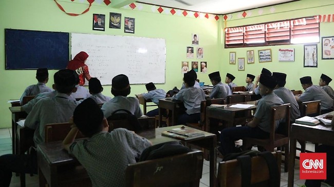 Pemerintah ingin melaksanakan pendidikan vokasi besar-besaran mulai tahun depan. Bukan hanya untuk SMK, vokasi juga kemungkinan akan dilaksanakan di Pesantren.
