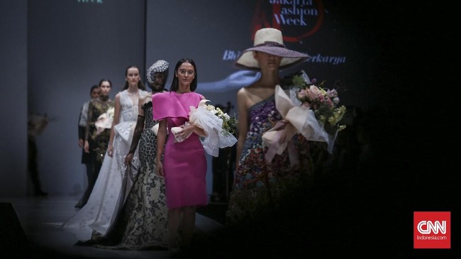 FOTO: Lenggak-lenggok Model Busana JFW 2018