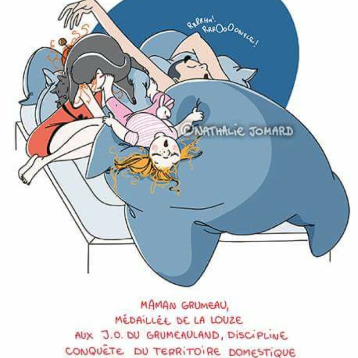 <p>Mau bermesraan sebentar sama si ayah aja susahnya minta ampun. (Foto: Facebook/ Nathalie Jomard)</p>