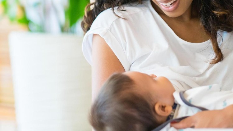 Anak Umur 2 Tahun Lebih Masih Menyusu, Ada Nggak Sih Efeknya? Anak dianjurkan disapih saat usianya 2 tahun. Hmm, tapi gimana kalau si kecil masih menyusu di usianya yang lebih dari 2 tahun?