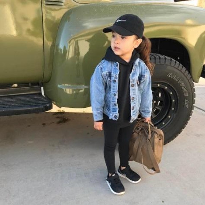 <p>Pinter banget deh udah bisa gaya di depan kamera. (Foto: Instagram/babyellestyle)</p>