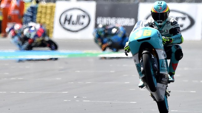 Pebalap Spanyol, Joan Mir, memastikan gelar juara dunia Moto3 setelah memenangi GP Australia yang dihentikan lebih awal karena hujan turun, Minggu (22/10).