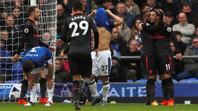 Arsenal berhasil mencuri poin penuh dari markas Everton, Goodison Park, Minggu (22/10). The Gunners sukses mengalahkan tuan rumah dengan skor telak 5-2.
