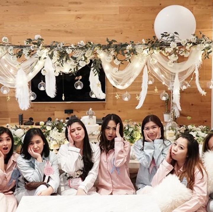 <p>Kira-kira janin yang dikandung Sandra Dewi, cewek atau cowok ya? Ada dua tim dalam baby shower ini lho. Tim biru untuk bayi laki-laki dan tim pink untuk bayi perempuan. (Foto: Instagram @sandradewi88)  </p>