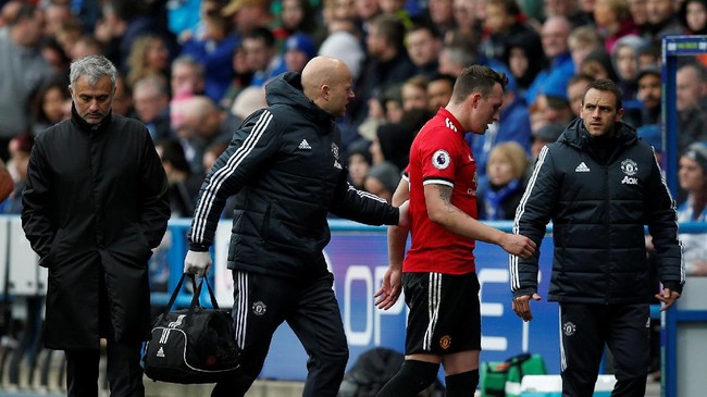 Bek tengah Manchester United, Phil Jones, membantah rumor manajer Jose Mourinho sudah tidak dipercaya para pemain The Red Devils.