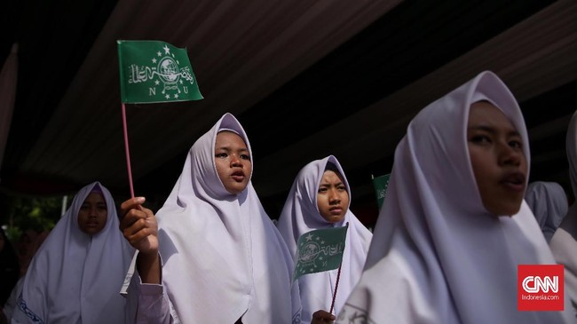 Menteri Agama Lukman Hakim mengatakan, santri harus mampu memanfaatkan internet karena saat ini semua orang menjadi 'umat digital'.