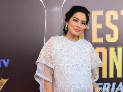 Foto Lama Bangkitkan Kenangan Kisah Cinta Titi Kamal