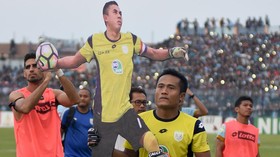 Aksi Lelang Jersey Kiper Buat Keluarga Choirul Huda