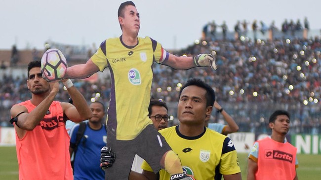 Sejumlah kiper yang merumput di kompetisi Indonesia melakukan aksi solidaritas untuk keluarga Choirul Huda dengan melelang jersey mereka.