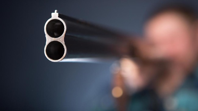 Polisi menangkap seorang mahasiswa yang menjadi dalang pembunuhan terhadap sopir taksi online di Sukabumi. Polisi masih memburu dua tersangka lain.