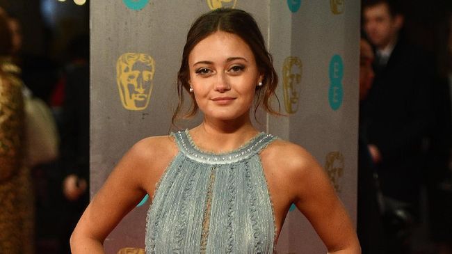 Angelina Jolie disebut kesal akan berita kedekatan Brad Pitt dengan Ella Purnell. Selain cantik dan muda, Purnell diketahui memiliki bakat akting cemerlang.