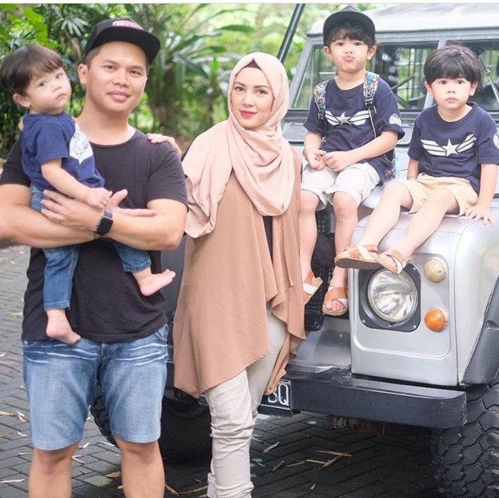 <p>Aktris berusia 29 tahun ini, Ratna Galih, punya tiga anak. Kata dia, punya anak itu pasti repot. Namun Ratna Galih happy banget kalau sebelum tidur anaknya menyampaikan rasa bahagia dan sayang pada dirinya. "Seketika hilang capenya... dan tidur dalam keadaan bahagia yang hakiki," kata Ratna Galih di Instagramnya. (Instagram @ratnagalih)</p>