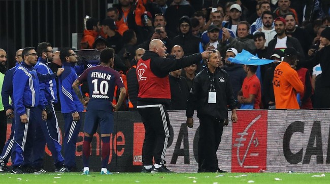 Dalam laga terakhir bersama PSG, Neymar mengakui dilempar berbagai macam barang oleh suporter Olympique Marseille, seperti roti, minuman kola dan jus jeruk.