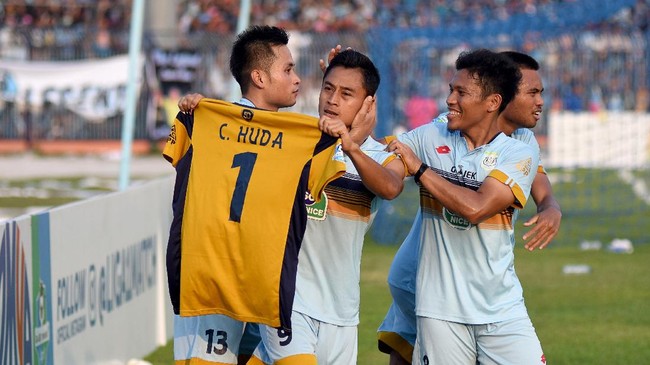 Sederet nama beken di sepak bola nasional bakal hadir di laga amal untuk mendiang kiper Persela lamongan, Choirul Huda, Rabu (15/11).
