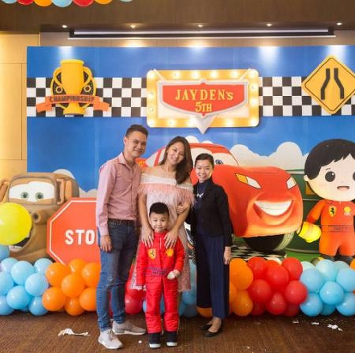 <p>Anak laki-laki pasti suka banget, Bun, sama tema pembalap kayak gini. Belum lagi kostum yang dipakai bisa bikin anak happy. (Foto: Instagram/divaedria27)</p>