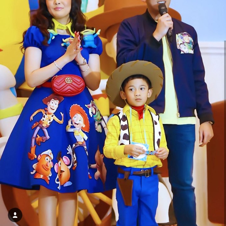 <p>Bunda dan ayahnya sudah tentu harus menyesuaikan temanya dong. (Foto: Instagram @nindyparasadyharsono)</p>