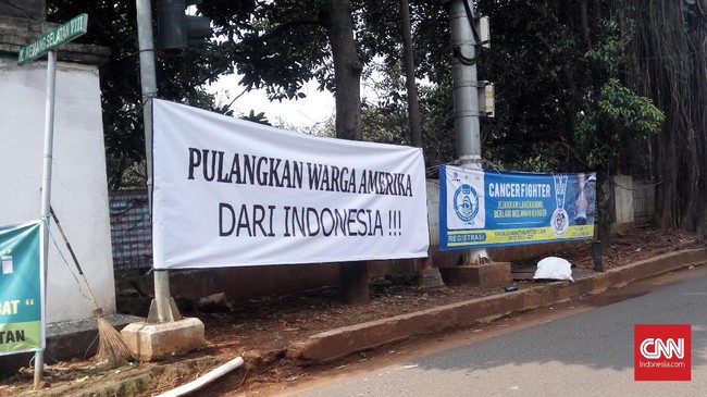Spanduk terpasang di dua lokasi yakni di Kemang dan Dukuh Atas. Spanduk putih itu baru terpasang hari ini dan langsung dicopot petugas Satpol PP.