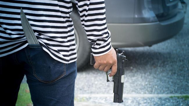 Polri Dalami Motif Oknum Polisi Rampok Rp10 Miliar Brigadir J, anggota Polres Tabalong, Banjarmasin diduga terlibat perampokan duit bank Rp10 miliar dan US$25 ribu.