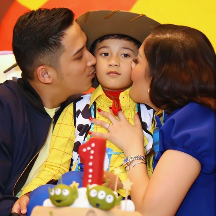 <p>Mmmuaaach. Selamat ulang tahun ke-5 Abhi. (Foto: Instagram @nindyparasadyharsono)<br /><br /></p>