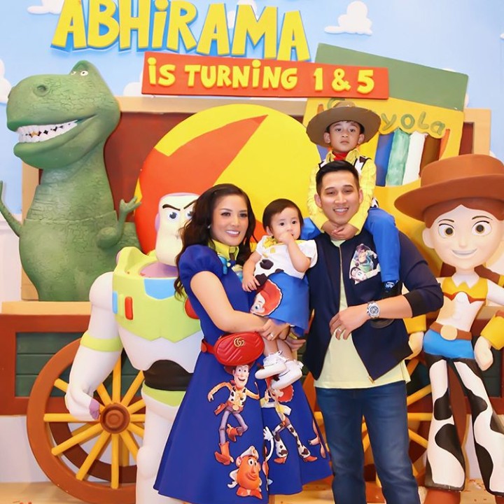 <p>Penyanyi Nindy Ayunda menggelar ulang tahun anaknya, Abhi dan Kanara, dengan memilih tema Toy Story. (Foto: Instagram @littlehugsphotography)</p>