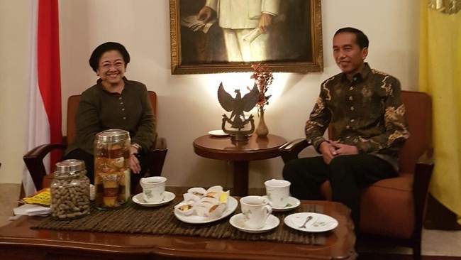 Megawati dan Jokowi menggelar pertemuan tertutup di Istana Batu Tulis, Bogor. Pertemuan ini rutin digelar keduanya untuk membahas dinamika politik nasional.