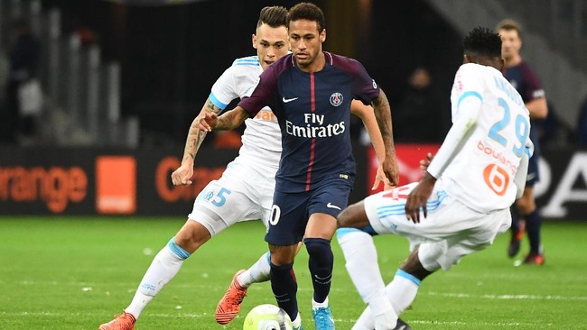 Pemain bintang asal Brasill, Neymar Jr., mendapat penjagaan ketat dari pengawalnya saat mengambil sepak pojok untuk PSG ketika melawan Olympique Marseille.