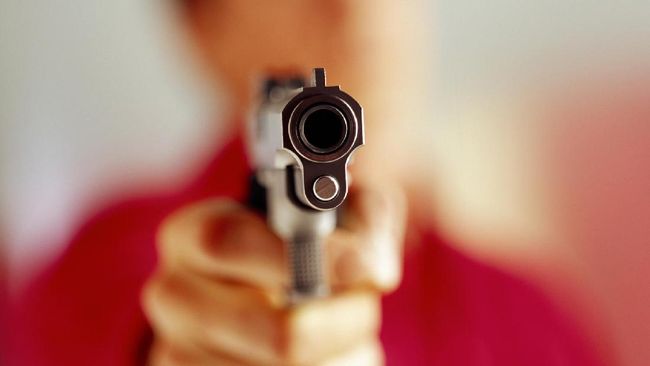 Dokter Penembak Mati Istri Miliki Dua Senjata Api Rakitan Direktur Reserse Kriminal Umum Polda Metro Jaya menyatakan dokter yang menembak mati istrinya memiliki senjata rakitan revolver.