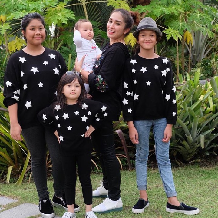<p>Rumah penyanyi Ussy Sulistiawaty pasti ramai banget karena ada empat anak di sana. Ya, Ussy merupakan salah satu selebriti dengan anak lebih dari dua.</p>