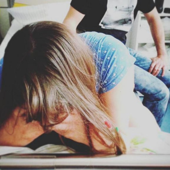 <p>Hanya membenamkan kepala seperti ini yang bisa dilakukan bunda untuk membantu meredam nyerinya kontraksi yang dirasakan. (Foto: Instagram/ @scherzkekserin)</p>