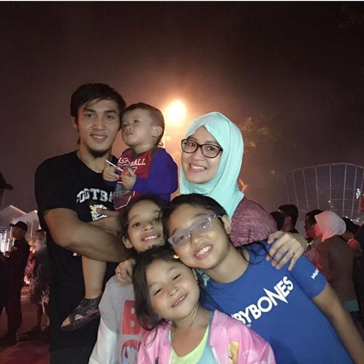 <p>Aktris Okie Agustina juga salah satu selebriti yang rumahnya diramaikan suara anak-anak. Sebab dia saat ini punya empat anak. (Foto: Instagram @okieagustinagdc)</p>