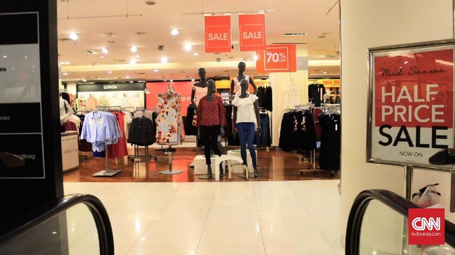 Berbagai barang dan merek akan dipampang dengan gimmick diskon besar-besaran. Tentu, ini godaan berat bagi Anda yang menggilai belanja.