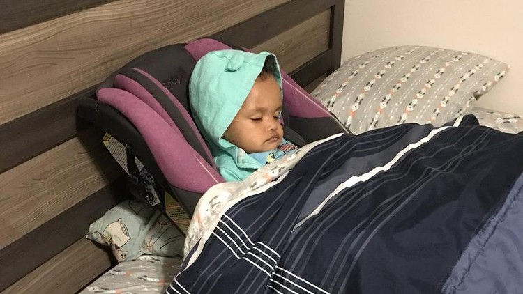Ayah ini punya alasan ketika ia memindahkan car seat yang ditiduri putrinya di mobil ke tempat tidur.